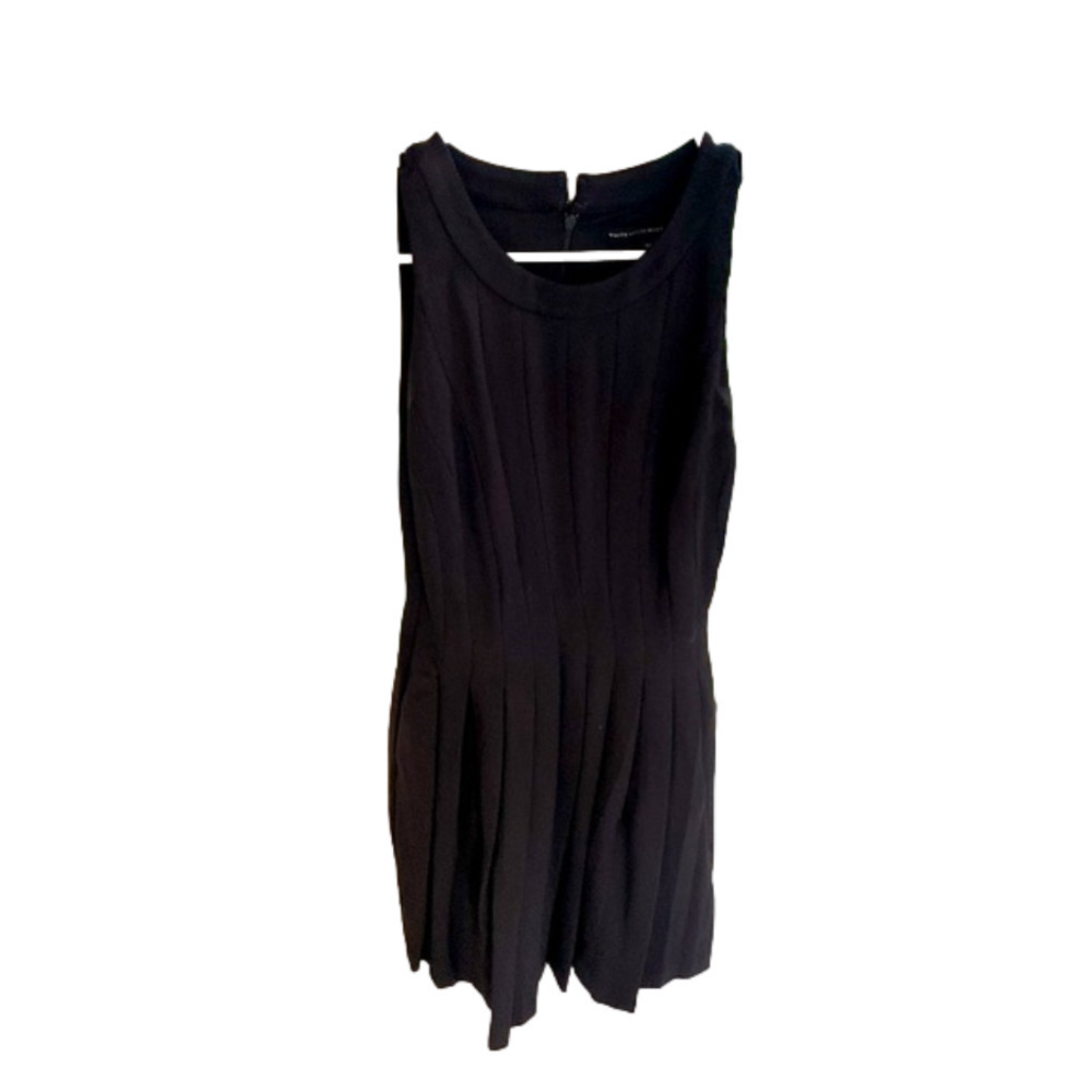 🌿White House Black Market black cocktail pleated dress - size 00🌿